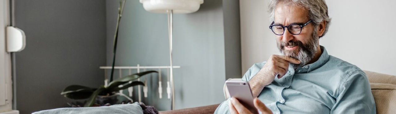 Hand holding the LUX-Dx II+ Insertable Cardiac Monitor System from Boston Scientific